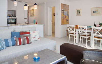 Bougainville C3 R 100.1: Meubles, Design Intérieur, Sol, Sol, Canapé, Mur, Pièce, Plafond, Salon, Bois