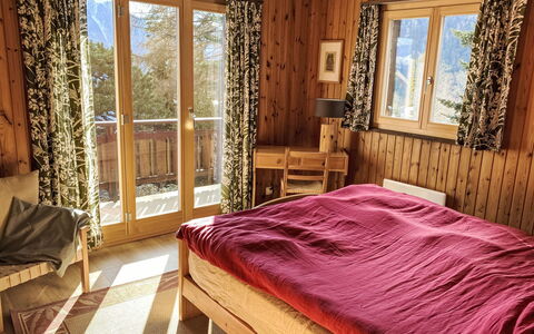 L'Alpage: Meubles, Bois, Chambre, Design Intérieur, Sol, Lit, Drap De Lit, Sol, Pièce, Éclairage