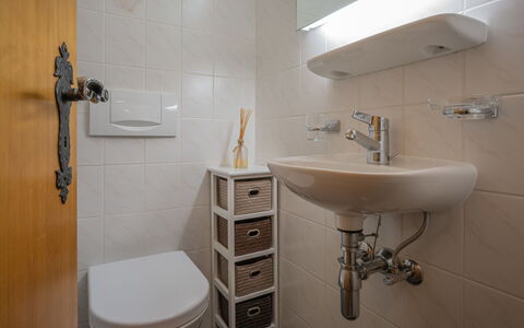 Ovronnaz 150: Miroir, Robinet, Évier, Luminaire Plomberie, Lavabo, Propriété, Salle De Bains, Armoire De Toilette, Architecture, Maison