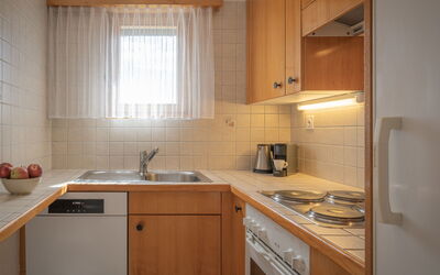 Sources 4110 150.18: Marron, Cabinetry, Evier, Propriété, Comptoir, Évier, Meubles, Cuisine, Bois, Fenêtre