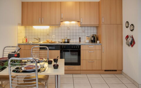 Ovronnaz 170: Cuisine, Appareil De Cuisine, Comptoir, Cabinetry, Principaux Appliance, Meubles, Sol, Bois, Design Intérieur, Placard