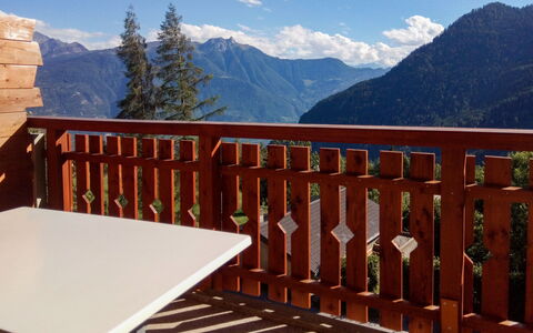 Domino B 48: Ciel, Montagne, Nuage, Propriété, Bois, Clôture, Arbre, Mélèze, Chalet, Table