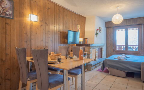 Domino B 48: Table, Meubles, Cadre, Fenêtre, Design Intérieur, Bois, Chaise, Bâtiment, Mur, Sol