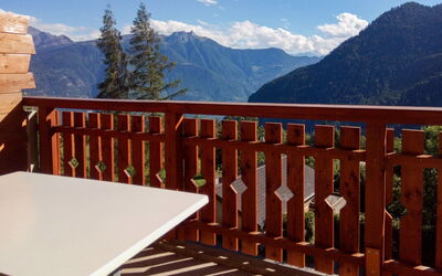 Ovronnaz 220: Ciel, Montagne, Nuage, Propriété, Bois, Clôture, Arbre, Mélèze, Chalet, Table