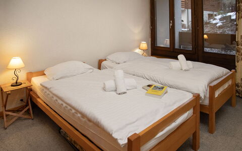 Zodiaque Rs 4: Bois, Chambre, Lit, Design Intérieur, Drap De Lit, Sol, Literie, Meubles, Pièce, Cadre De Lit
