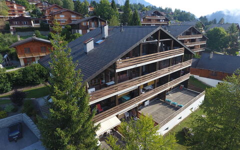 Zodiaque Rs 4: Bâtiment, Fenêtre, Arbre, Ciel, Plante, Design Urbain, Végétation, Bois, Montagne, Quartier
