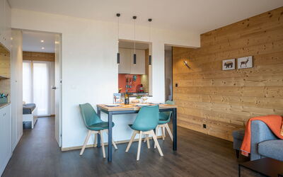 Plein Soleil a 9 255.4: Table, Meubles, Bois, Chaise, Sol, Salon, Sol, Plante D'Appartement, Tache De Bois
