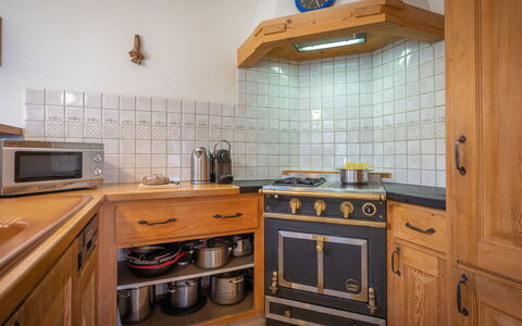 Six des Armailles: Cabinetry, Propriété, Comptoir, Cuisinière, Appareil De Cuisine, Cuisine, Robinet, Évier, Bois, Design Intérieur