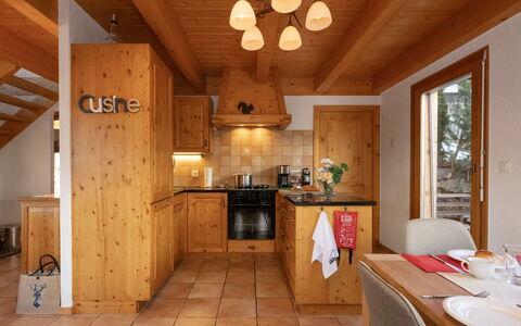 Ecureuil Noir: Bois, Design Intérieur, Meubles, Cabinetry, Cuisine, Plafond, Comptoir, Domicile, Pièce, Tache De Bois