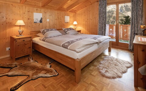 Ecureuil Noir: Bois, Design Intérieur, Meubles, Domicile, Chambre, Lit, Dur, Tache De Bois, Plafond, Parquet