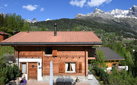 Ecureuil Noir: Nuage, Ciel, Propriété, Bâtiment, Montagne, Plante, Fenêtre, Paysage Naturel, Bois, Arbre