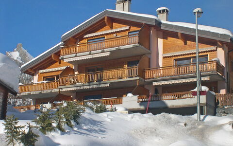 Heida a 4: Ciel, Bâtiment, Neige, Fenêtre, Pente, Plante, Maison, Zone Résidentielle, Arbre, Façade