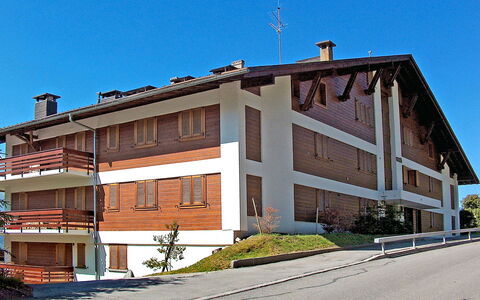 Mirador 186: Ciel, Plante, Bâtiment, Fenêtre, Asphalte, Zone Résidentielle, Pente, Façade, Design Urbain