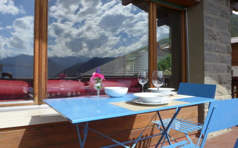 Pierreval 18: Table, Meubles, Nuage, Propriété, Bâtiment, Fenêtre, Ciel, Chaise, Bleu Azur, Ombre