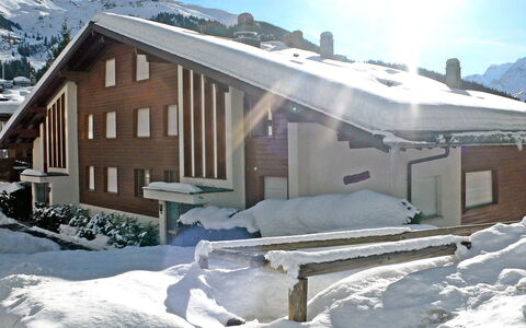 Entremont 60: Neige, Bâtiment, Propriété, Ciel, Fenêtre, Blanc, Pente, Nuage, Maison, Chalet