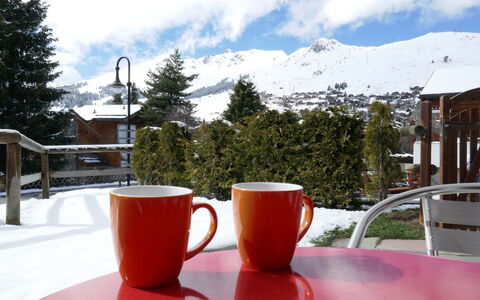 Pigne 1: Nuage, Ciel, Table, Vaisselle, Meubles, Neige, Plante, Drinkware, La Nature, Vaisselle
