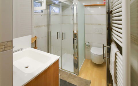 Les Moulins: Évier, Luminaire Plomberie, Miroir, Bâtiment, Robinet, Salle De Bains, Design Intérieur, Lavabo, Sol