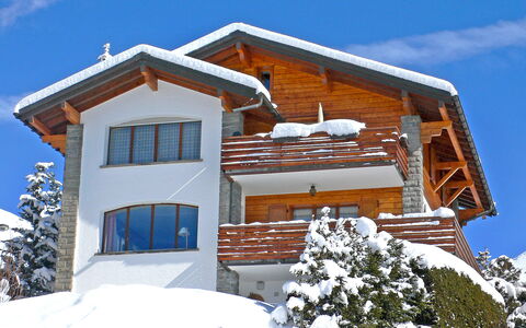 La Toura: Ciel, Bâtiment, Neige, Nuage, Fenêtre, Plante, Bleu, Maison, Arbre, Pente