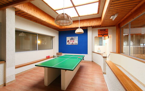 Mondzeu A258: Table, Meubles, Propriété, Fenêtre, Bâtiment, Bois, Salle De Récréation, Design Intérieur, Éclairage, Équipement Sportif