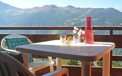 Mondzeu A258: Table, Meubles, Vacances, Ciel, Pièce, Montagne, Restaurant, Paysage, Tableau De Plein Air, Maison