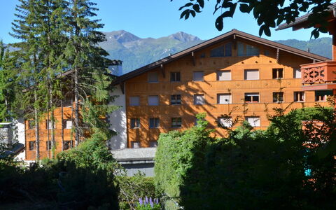 Mondzeu A258: Ciel, Plante, Bâtiment, Propriété, Bleu Azur, Fenêtre, Arbre, Montagne, Mélèze, Design Urbain