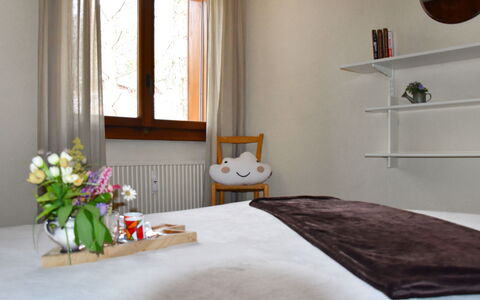 Mondzeu A258: Fleur, Plante, Meubles, Propriété, Fenêtre, Confort, Bois, Textile, Éclairage