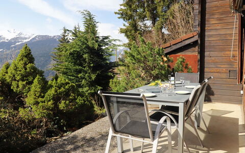 Château Lapin: Plante, Nuage, Table, Bâtiment, Ciel, Arbre, Montagne, Mobilier De Jardin, Tableau De Plein Air, Bois