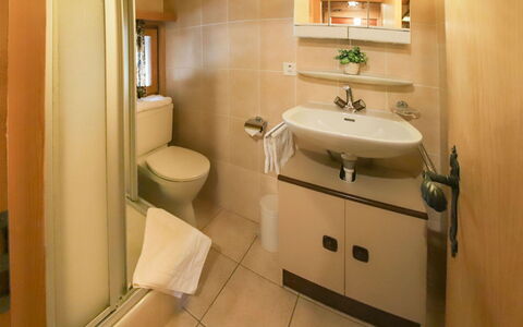 Château Lapin: Robinet, Miroir, Luminaire Plomberie, Lavabo, Évier, Meubles, Propriété, Cabinetry, Armoire De Toilette, Bâtiment