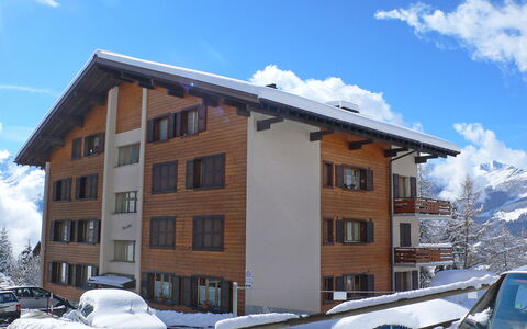 Verbier 730: Nuage, Ciel, Bâtiment, Neige, Fenêtre, Voiture, Véhicule, Maison, Pente