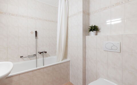 Verbier 730: Salle De Bains, Luminaire Plomberie, Sol, Design Intérieur, Sol, Robinet, Plomberie, Baignoire, Tuile, Douche