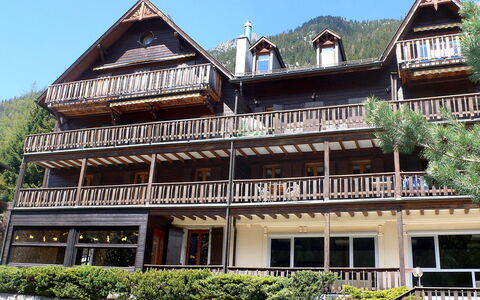 Champex 150: Plante, Ciel, Fenêtre, Bâtiment, Arbre, Bois, Loisir, Maison, Façade