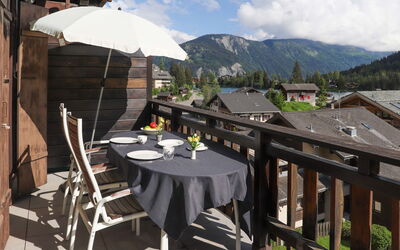 Champex 150: Table, Nuage, Ciel, Propriété, Meubles, Bâtiment, Parapluie, Chaise, Tableau De Plein Air, Mobilier De Jardin