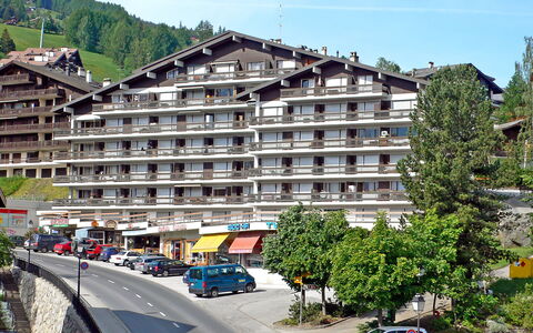 Nendaz 100: Bâtiment, Ciel, Voiture, Véhicule, Plante, Roue, Design Urbain, Fenêtre, Condominium
