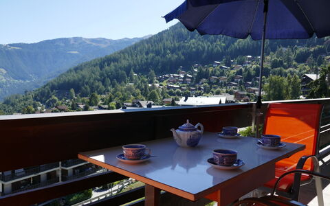 Nendaz 100: Ciel, Propriété, Meubles, Table, Parapluie, Vaisselle, Montagne, Ombre, Mobilier De Jardin, Arbre