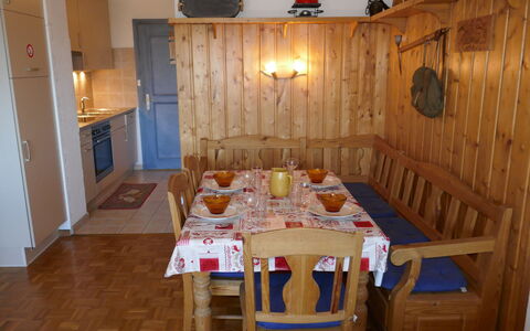 Nendaz 100: Table, Aliments, Vaisselle, Meubles, Chaise, Bois, Table Cuisine Et Salle A Manger, Assiette, Design Intérieur, Sol