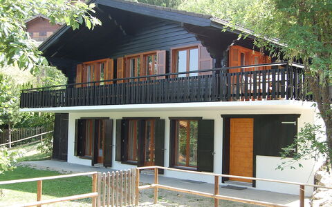 Sven Heul: Plante, Fenêtre, Bâtiment, Bois, Arbre, Maison, Chalet, Toit, Immobilier, Loisir