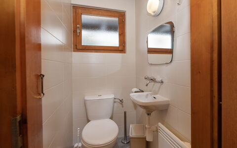 Sven Heul: Salle De Bains, Luminaire Plomberie, Mur, Lavabo, Bois, Sol, Évier, Sol, Toilette, Siège De Toilette