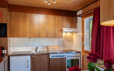 Le Hibou: Cabinetry, Propriété, Bâtiment, Comptoir, Fleur, Bois, Évier, Fenêtre, Éclairage, Cuisine
