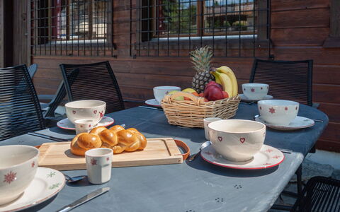 Le Hibou: Table, Vaisselle, Aliments, Meubles, Drinkware, Vaisselle, Coupe, Tasse À Café, Chaise, Assiette