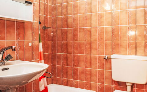 Arnica 16: Salle De Bains, Luminaire Plomberie, Mur, Lavabo, Sol, Évier, Sol, Plomberie, Robinet, Design Intérieur