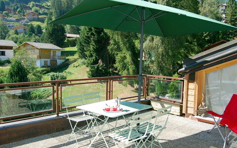 Bisse-Vieux A-4: Parapluie, Patio, Propriété, Ombre, Table, Meubles, Arrière-Cour, Cour, Bâtiment, Maison