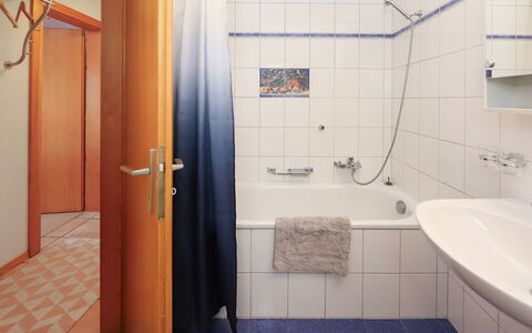 Lara: Salle De Bains, Luminaire Plomberie, Sol, Design Intérieur, Sol, Baignoire, Plomberie, Robinet, Lavabo, Pièce