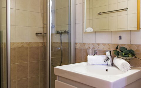 Nendaz 220: Robinet, Luminaire Plomberie, Propriété, Évier, Lavabo, Salle De Bains, Armoire De Toilette, Miroir, Bâtiment, Design Intérieur