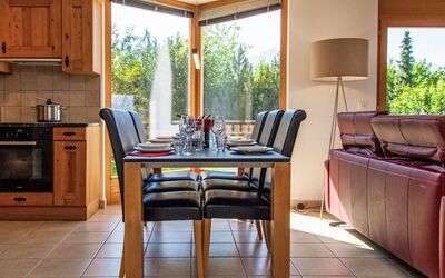 Nendaz 220: Propriété, Meubles, Cabinetry, Table, Comptoir, Bois, Chaise, Plante, Éclairage, Design Intérieur