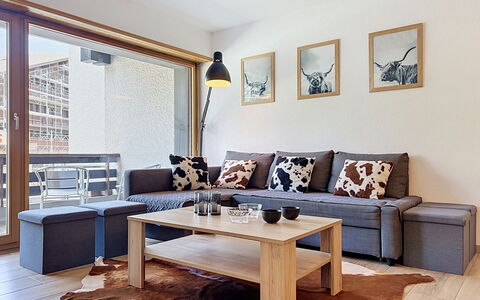 Mont-Rouge: Meubles, Design Intérieur, Sol, Bois, Canapé, Sol, Pièce, Salon, Table, Appartement