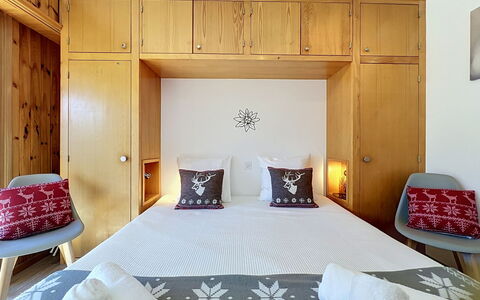 Mont-Rouge: Meubles, Design Intérieur, Lit, Sol, Chambre, Sol, Mur, Bois, Plafond, Pièce