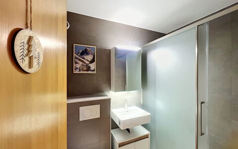 Mont-Rouge: Sol, Design Intérieur, Mur, Sol, Luminaire Plomberie, Bois, Plafond, Éclairage, Salle De Bains, Évier