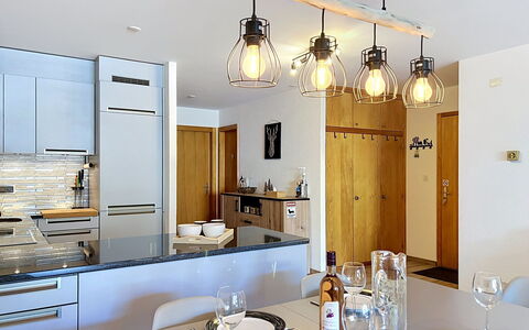 Mont-Rouge: Meubles, Design Intérieur, Cuisine, Luminaire, Comptoir, Plafond, Bois, Sol, Lustre, Éclairage