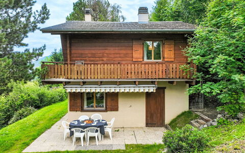 Mungg: Plante, Bâtiment, Propriété, Fenêtre, Vert, Arbre, Ciel, Bois, Nuage, Maison