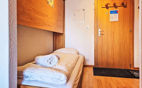 Foret E3: Lit, Chambre, Lit Superposé, Drap De Lit, Literie, Mur, Sol, Sol, Design Intérieur, Bois